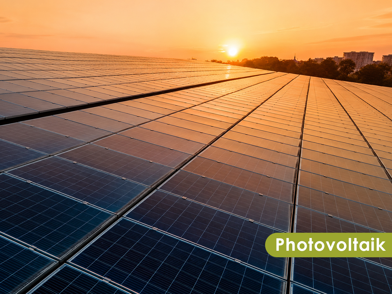 Photovoltaik-Anlage auf einem Flachdach bei Sonnenuntergang