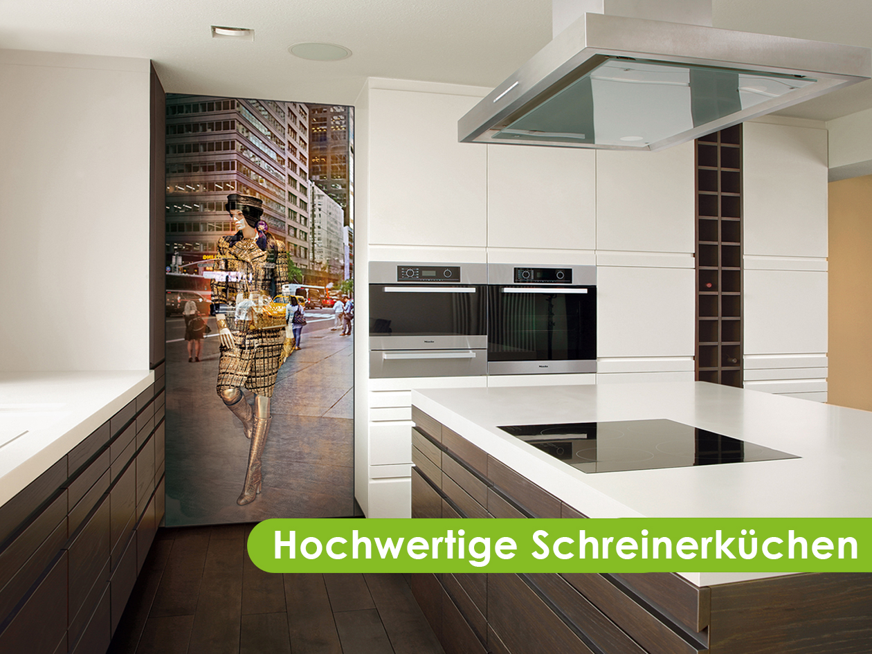 Hochwertige Schreinerküche mit Wandpaneel im Loft-Stil
