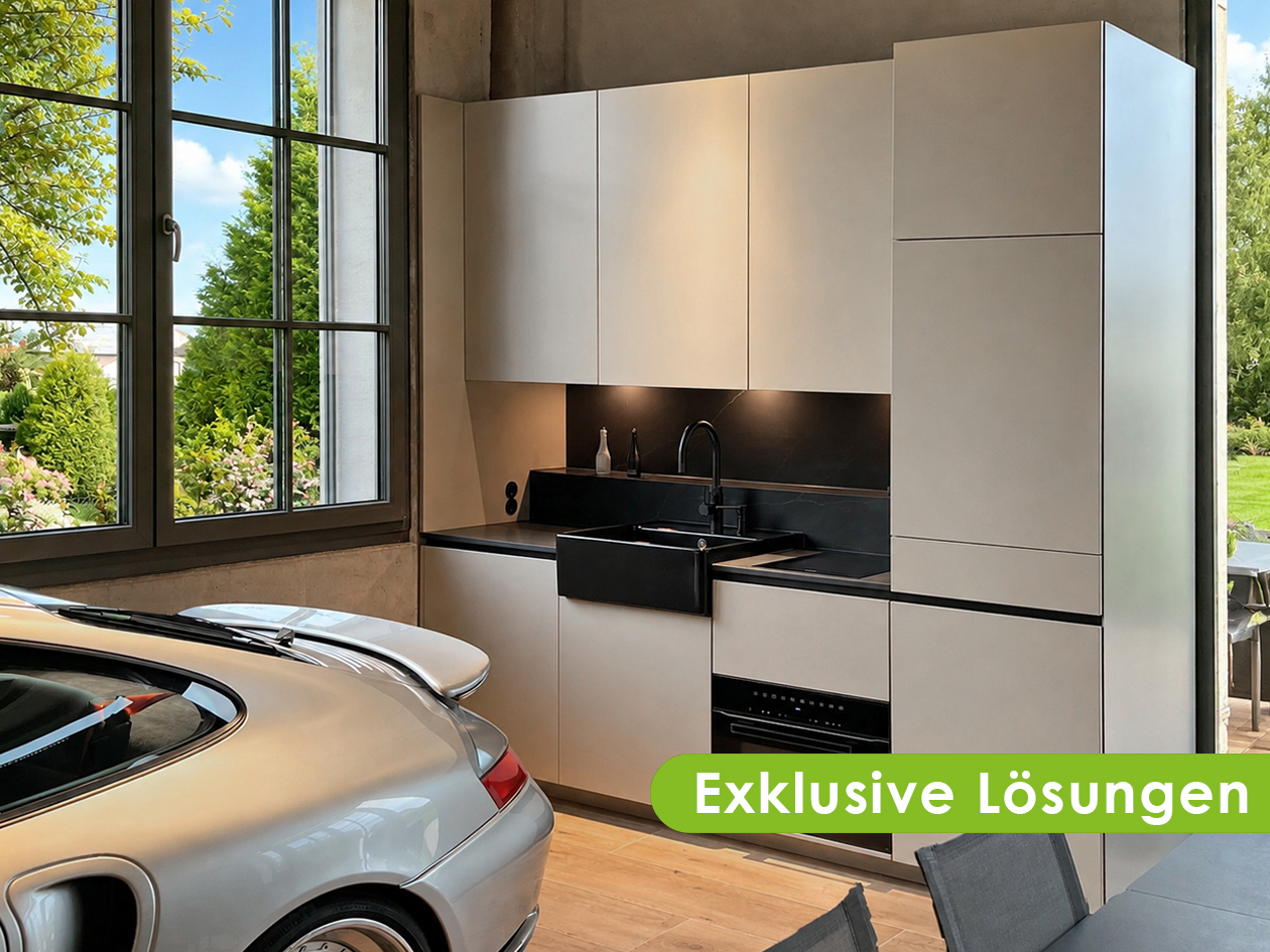 Offene Küche mit Blick in die Garage – exklusive Schreinerlösung