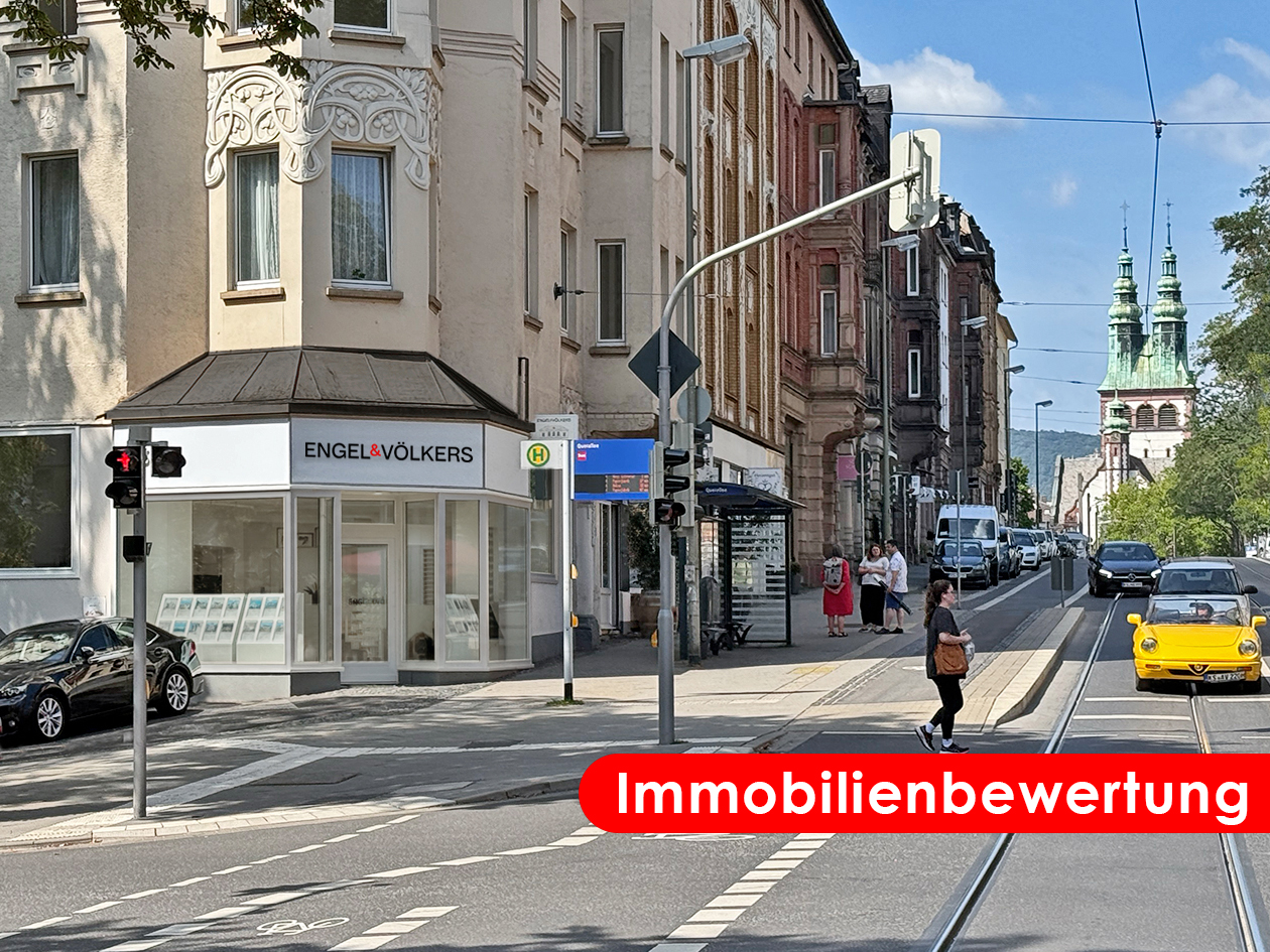 Engel & Völkers Ladenlokal an einer Straßenecke in Kassel