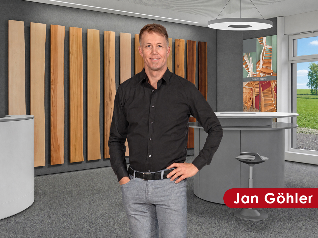 Jan Göhler im Showroom von Göhler Treppen vor einer Wand mit Holzmustern