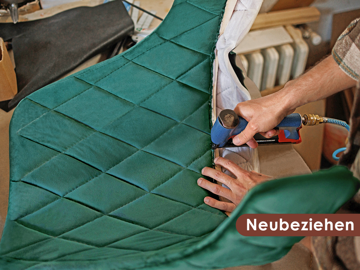 Neubeziehen eines Sitzmöbels mit grünem Polsterstoff