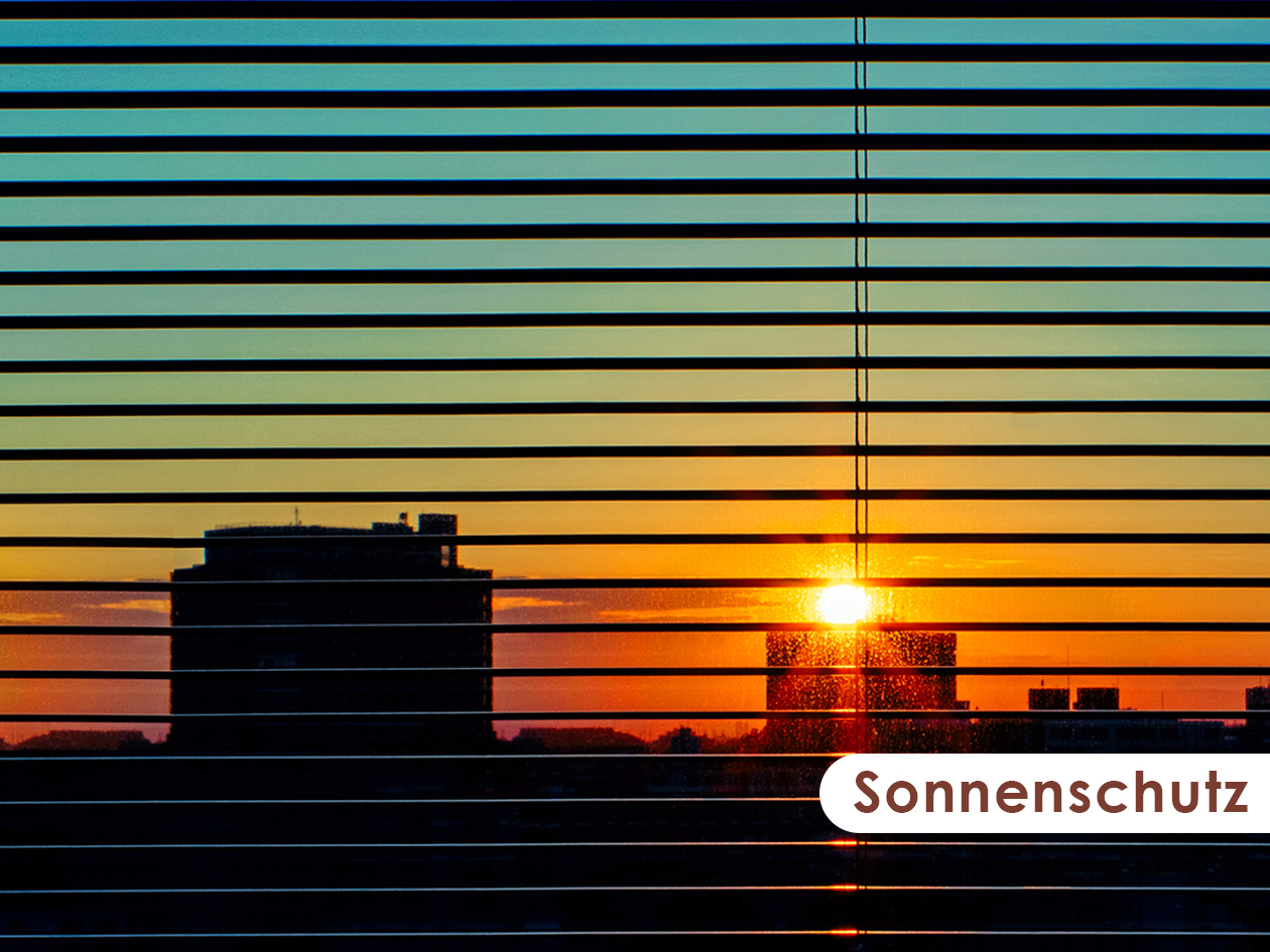 Sonnenschutz-Jalousie vor Sonnenuntergang über der Stadt