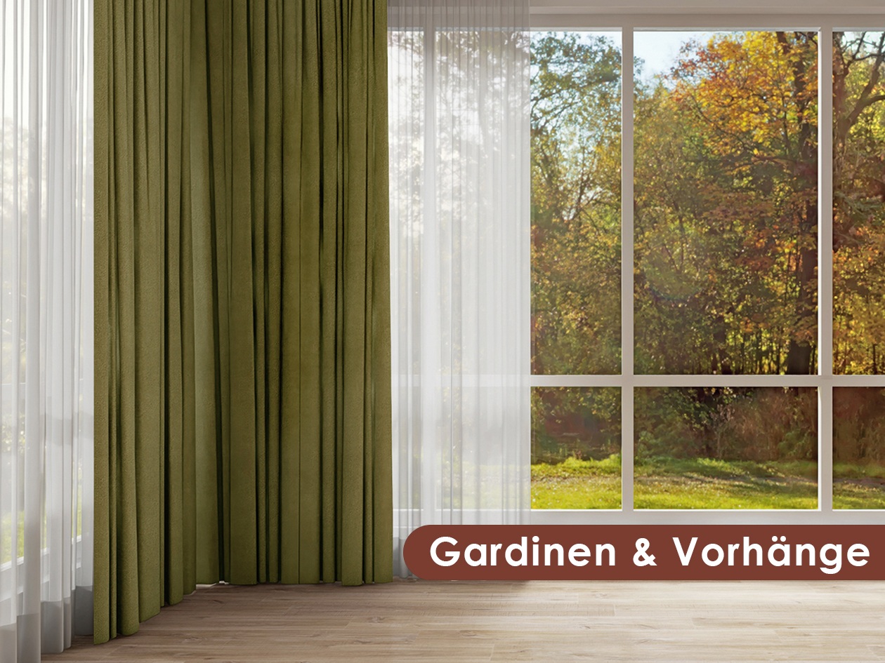 Grüne und weiße Vorhänge an einem Fenster mit Gartenblick